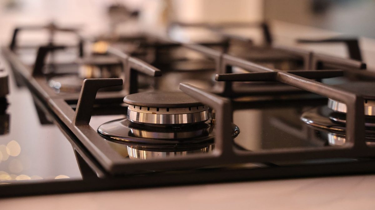 Clean stainless steel gas hob in a modern home kitchen. Photo by dp singh Bhullar on Pexels