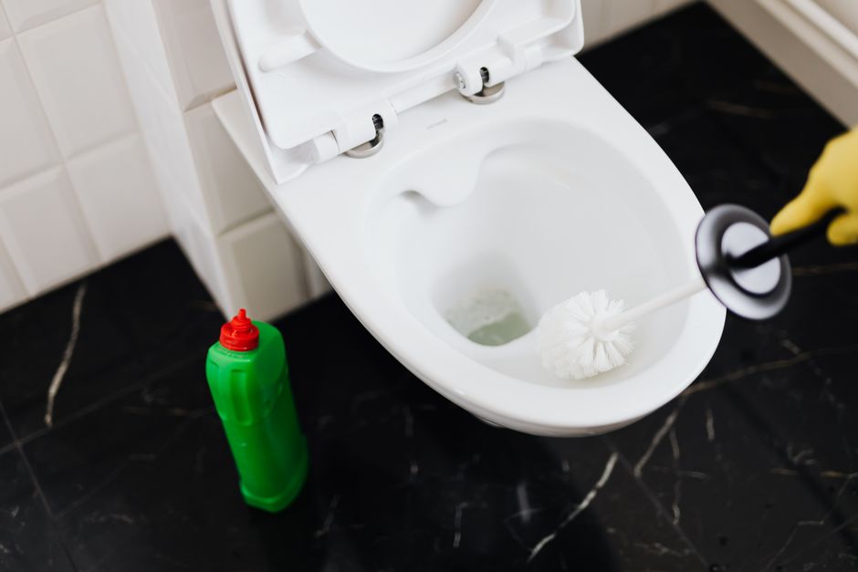 From above of crop anonymous person in rubber gloves using liquid toilet sanitizer and brush to clean toilet bowl in bathroom. Photo by https://kaboompics.com/ on Pexels