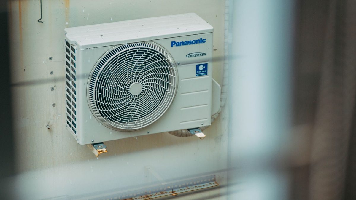 White wall-mounted split air conditioner unit on a home wall. Photo by FOX ^.ᆽ.^= ∫ on Pexels