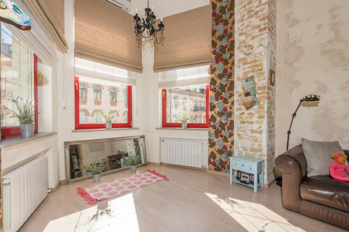 Sunlit interior with vintage decor and floral wallpaper in a charming apartment.