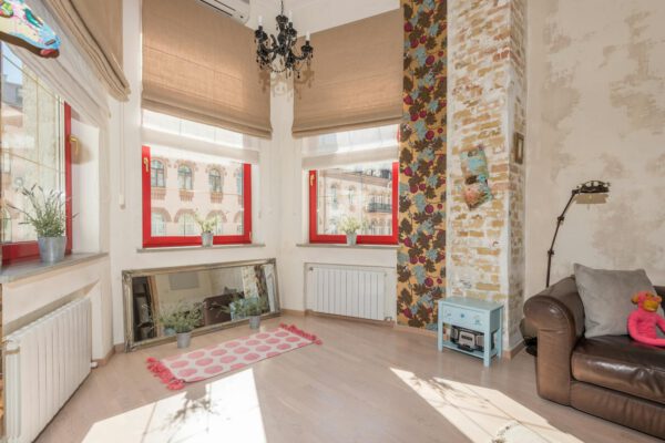 Sunlit interior with vintage decor and floral wallpaper in a charming apartment.